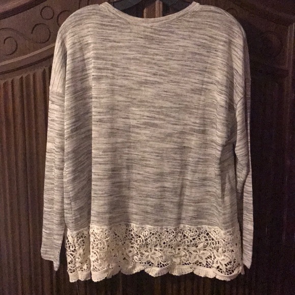 Stunner Top w/Lace Bottom Trim—Great w/Sk. Jeans! - Picture 5 of 8